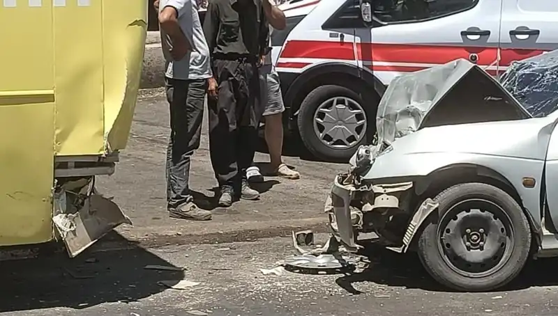 Halk Otobüsü ile Otomobil Çarpıştı: İki Yaralı Alarm Verdi!