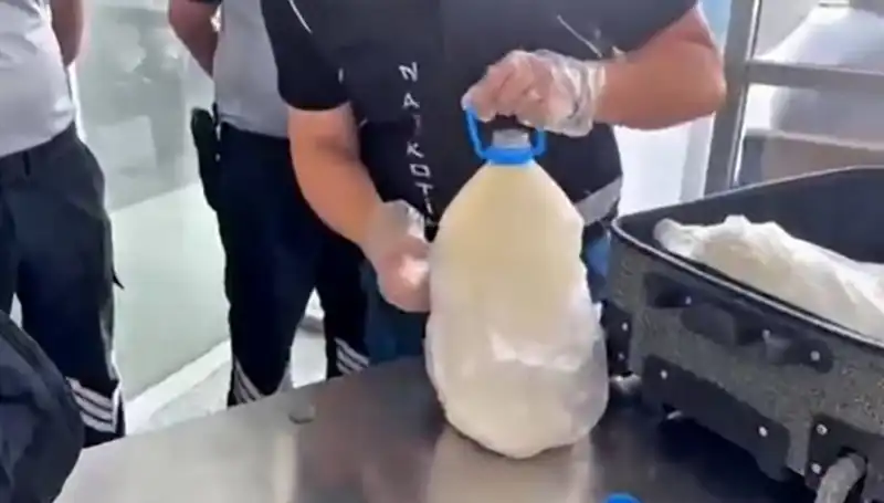 Havalimanında Büyük Yakalama: Süt Şişesinde Tam 12 Kilo 800 Gram Uyuşturucu Ele Geçirildi