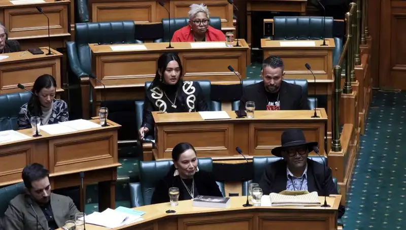 Yeni Zelanda Meclisi, 3 Maori Vekile Haka Dansı Cezası Verdi!