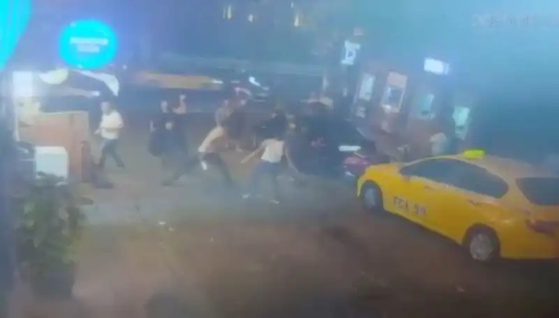 Beyoğlu'nda Kısa Sürede Büyüyen Kavga: Kanlı Çatışma Ortalığı Karıştırdı