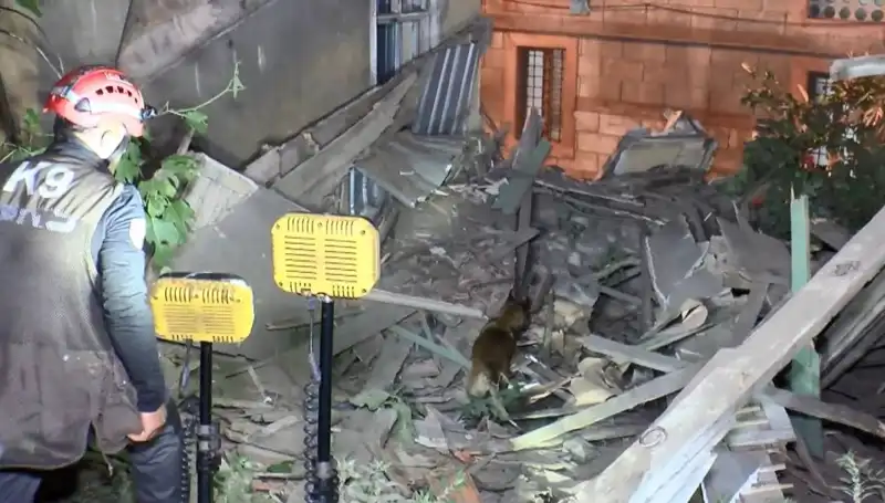 İstanbul'da Depremden Sonra Çöken Bina, Şehirde Endişe Yarattı