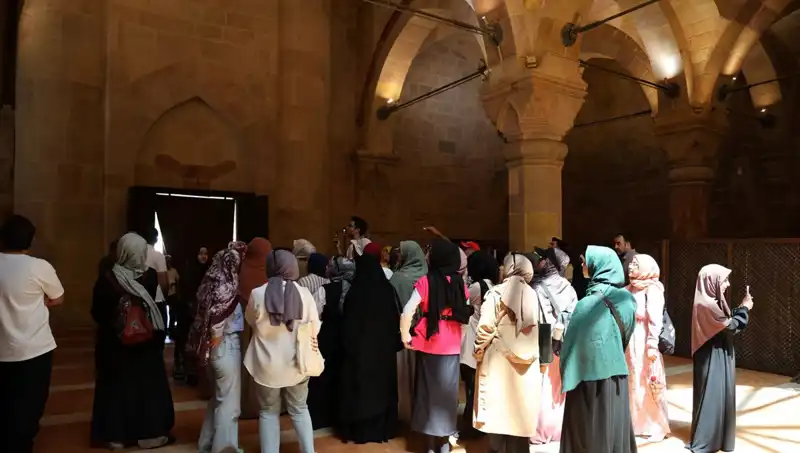 Dünyada Eşi Benzeri Olmayan Bir Fenomen: Dilleri Kırık, Kalemleri Kısır