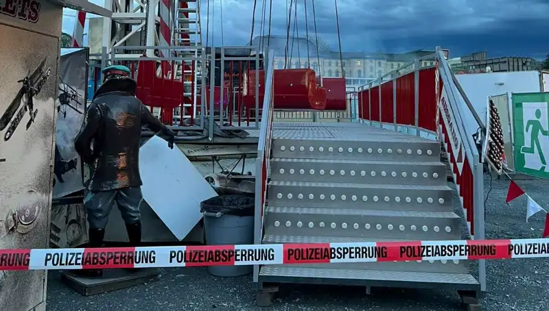 Çocuklar İçin Tehlikeli An: Salıncak Reklam Direklerine Çarptı