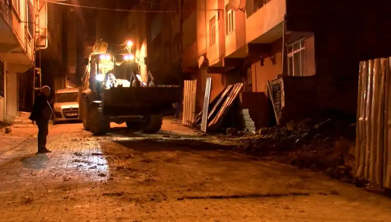 Bağcılar'daki Yana Eğilen Bina Hızla Boşaltıldı: Tehlike Arttı mı?