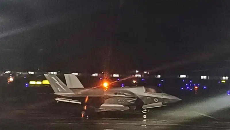 Hindistan'da Mahsur Kalan İngiliz Savaş Uçağı, 5 Haftanın Ardından Nihayet Havalandı!