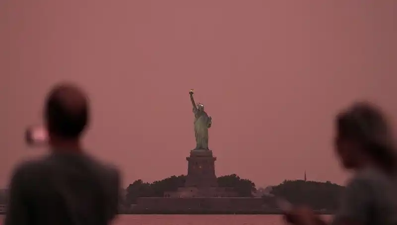Kanada Yangınları, New York'un Gökyüzünü Kıpkırmızıya Boyadı