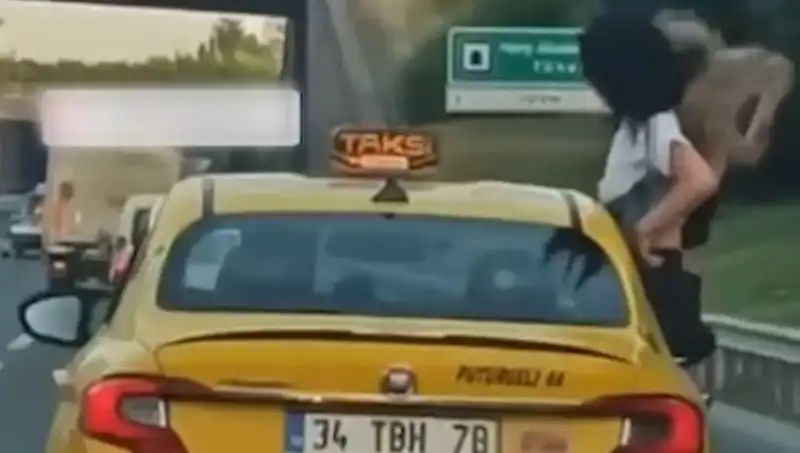 TEM Otoyolu'nda Şok Görüntü: Taksinin Camından Sarkan Gençler!