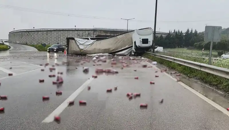 TIR Kazası Sonrası Yolda Yüzlerce Şişe İçki Saçıldı!