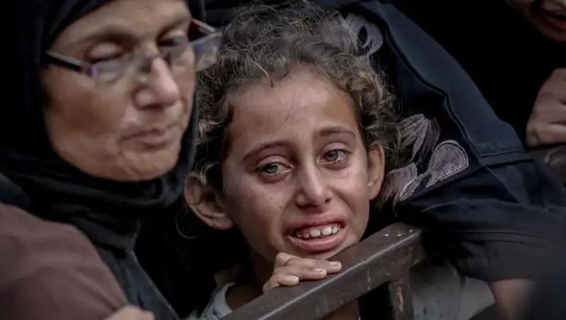 Gazze'de Açlık Savaşı: İsrail Askeri, Gıda Stoklarını Yok Ediyor