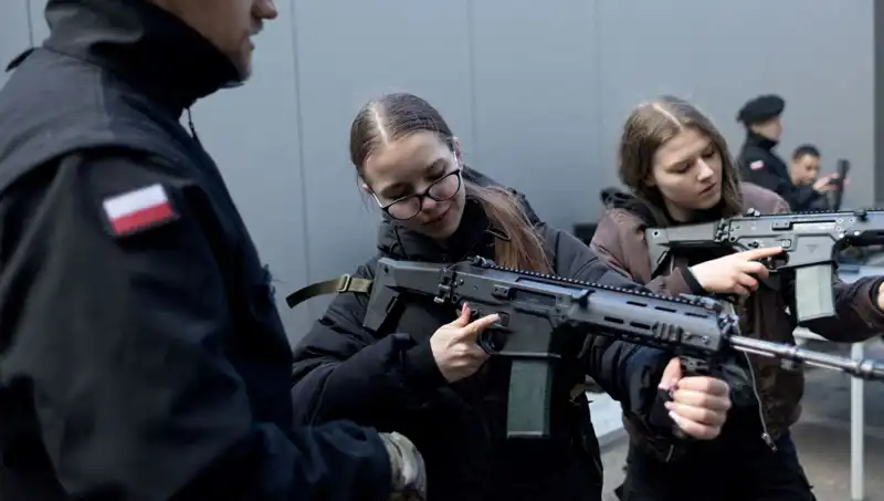 Polonya’nın Savaş Hazırlıkları: Siviller Askeri Eğitime Katılıyor