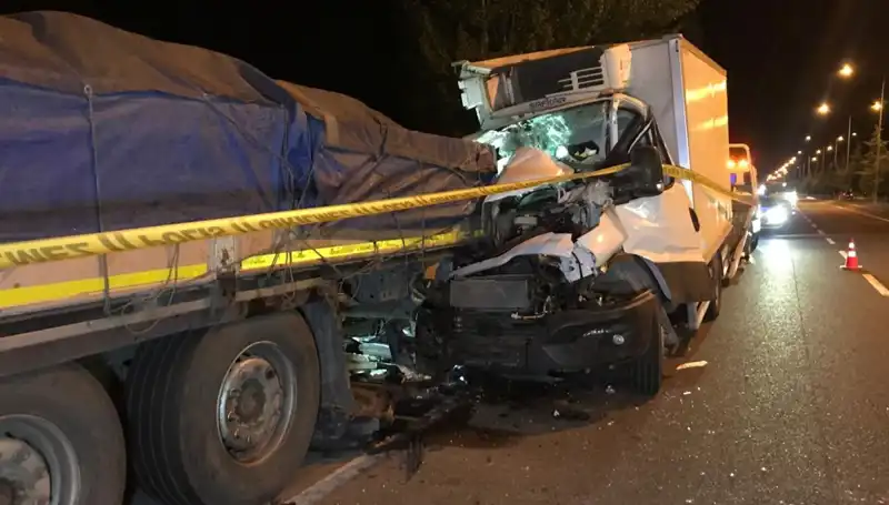 Park Halindeki Tıra Çarpan Kamyonet Feci Kazaya Neden Oldu: 1 Ölü, 1 Yaralı