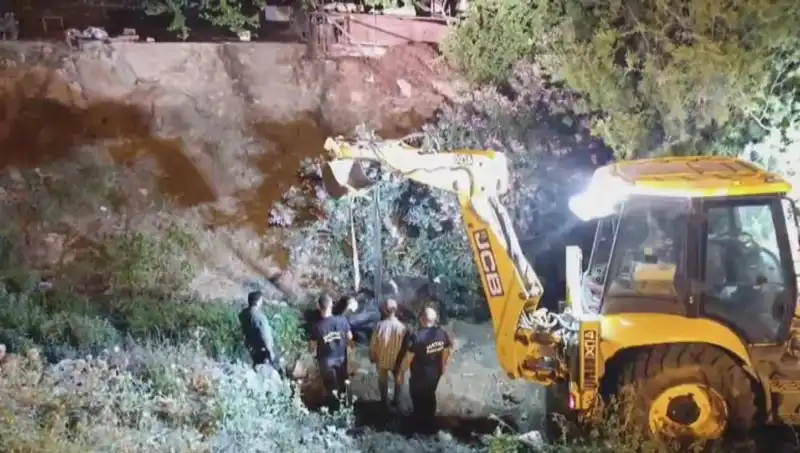 Hatay'da İneğin Kurtarılması İçin Ekipler Operasyona Girişti