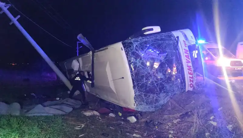Van'da Yolcu Otobüsü Devrildi: 28 Kişi Yaralandı, Korkutan Kazanın Ardındaki Sebepler