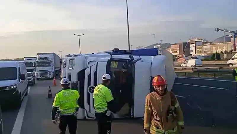 Pendik TEM Otoyolu’nda TIR Devrildi, İstanbul Yönünde Trafik Felç Oldu