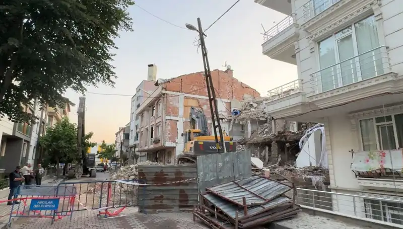 Yıkım Sırasında Elektrik Kabloları Koptu, İki Sokak Karanlığa Gömüldü