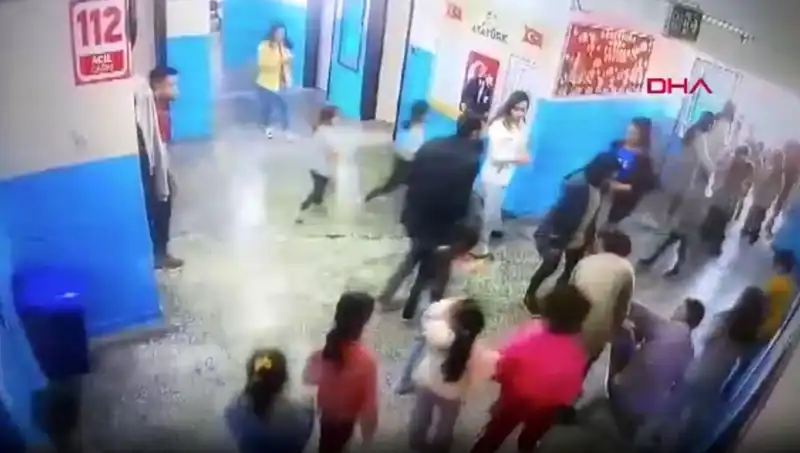 Öğrencinin Bayılmasını Müdür Yardımcısı Şaşırtıcı Bir Şekilde Önledi