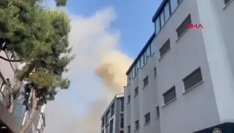 İstanbul'daki 4 Katlı İş Merkezinde Yangın: Acil Müdahale Devam Ediyor