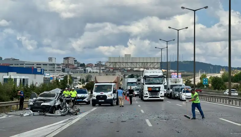 Otoyolda Feci Kaza: Üç Kişi Sıkıştı, Trafik Kilitlendi!