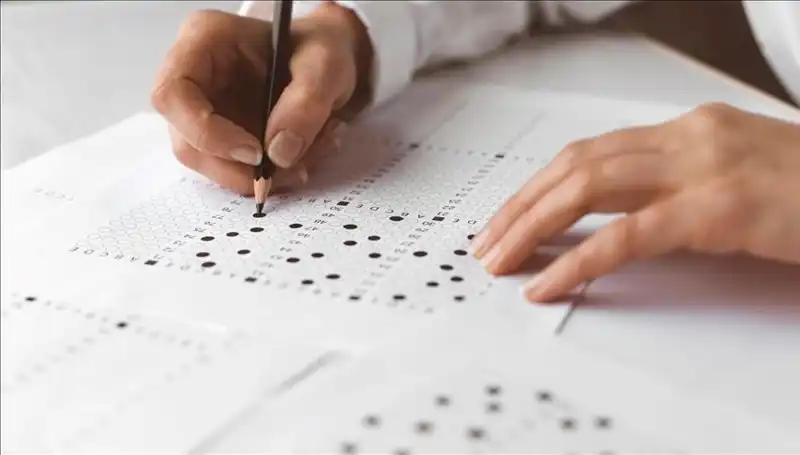 Çocuklar İçin Okulda Sınav Sorularını Çalmaya Çalışan Anne Yakalandı