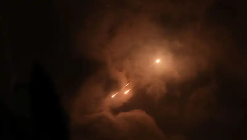 İran'ın Gece Saldırıları: Füzelerin Ateşlenme Saatleri Neden Tesadüf Değil?