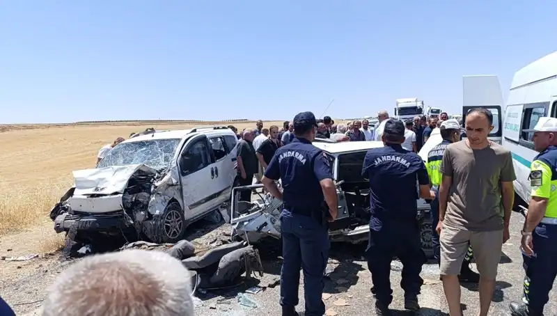 Otomobil ve Hafif Ticari Araç Çarpıştı: Korkunç Kazada 4 Kişi Hayatını Kaybetti
