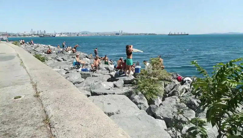 İstanbul’da Yaz Havası: İstanbullular Sahille Buluştu!