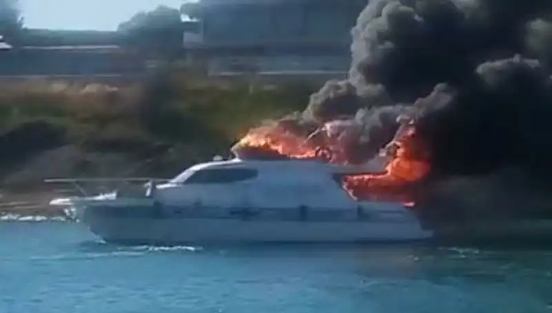 Çeşme Marinası'nda Büyüleyen Motoryat Alev Alev Yandı!