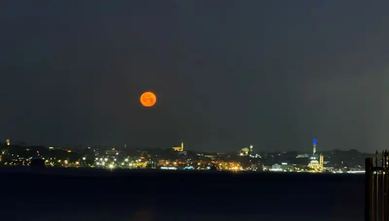Çilek Dolunayı İstanbul Gökyüzünü Aydınlattı: Eşsiz Manzaralar Kaçırılmadı!