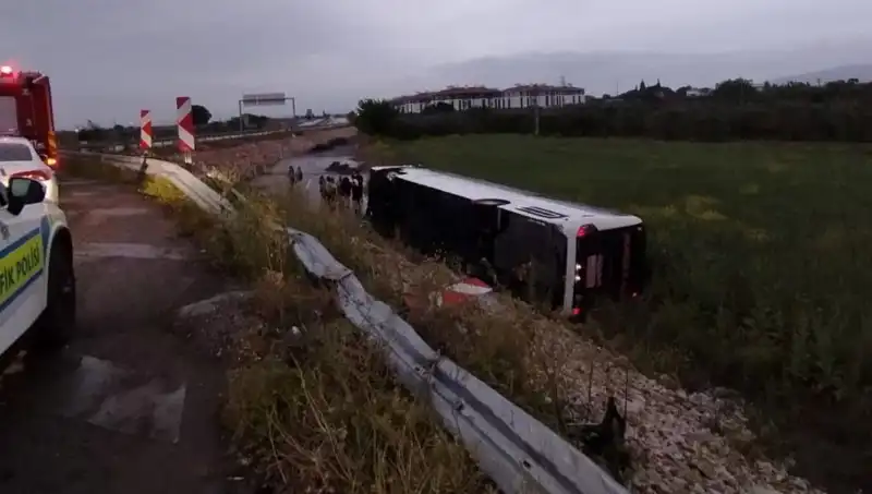 Manisa'da Yolcu Otobüsü Kaza Yaptı: Çok Sayıda Yaralı Var