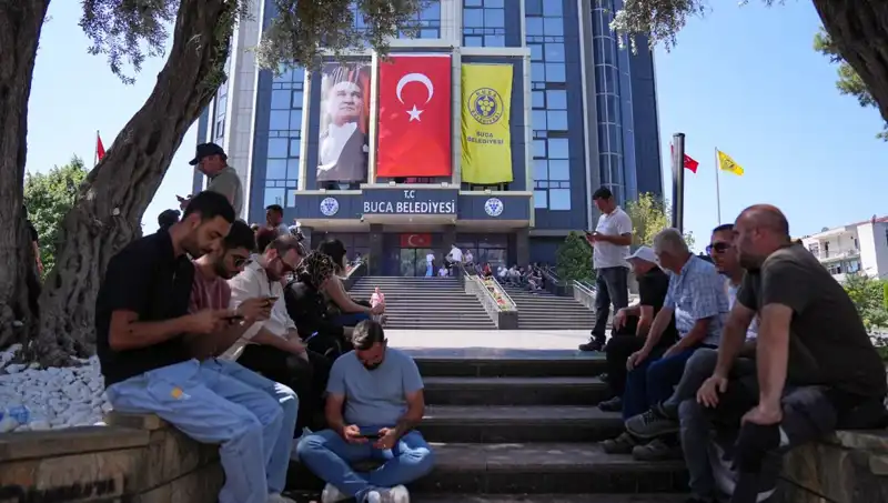 Ücretlerini Alamayan İşçiler, Umutlarını Oturma Eylemiyle Yeniden Yeşertti