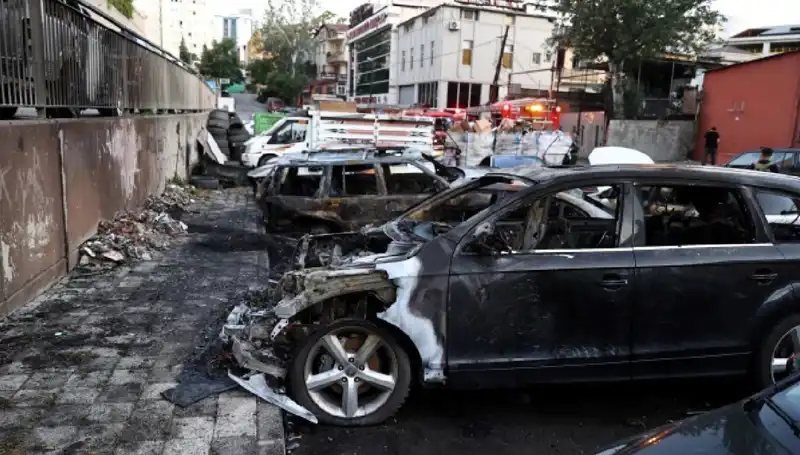 Sanayi Bölgesinde Büyük Yangın: Tamir Bekleyen Araçlar Alev Alev Yandı
