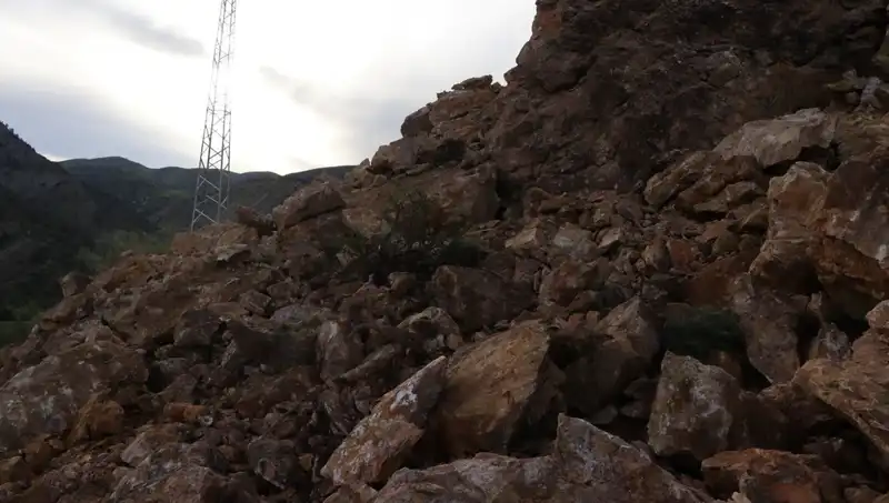 Erzurum’da Dev Heyelan: Ana Yolu Kapatan Kayalar İçin Çalışmalar Başladı