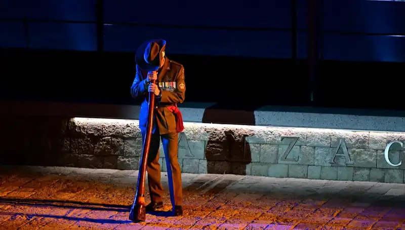 Anzak Koyu'nda Duygu Dolu "Şafak Ayini": Hatıralar Tazeleniyor