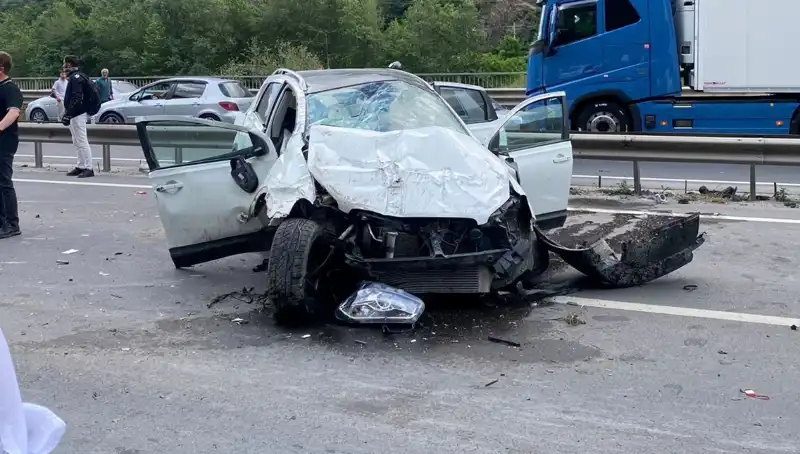 Otoyolda Kontrolü Kaybeden Araç Beton Kanala Çarptı: 3 Yaralı