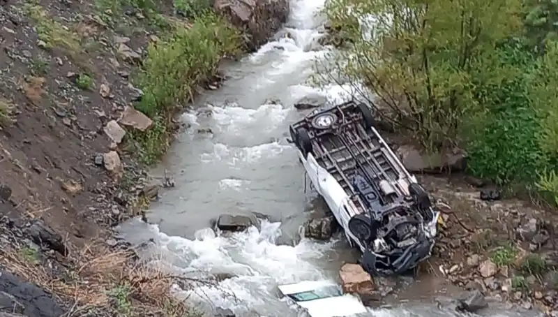 Hakkari'de Feci Kaza: İşçileri Taşıyan Minibüs Devrildi, İki Ölü, Üç Yaralı!
