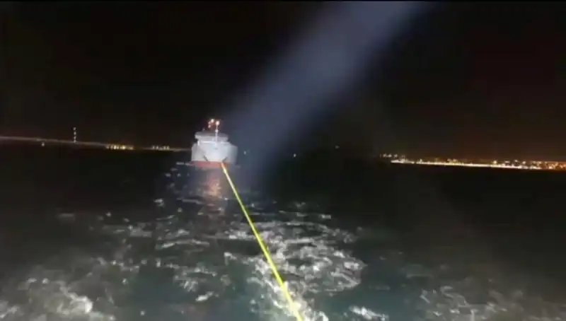 Çanakkale Boğazı'nda Gemide Yaşanan Arıza Tüm Geçişleri Engelledi