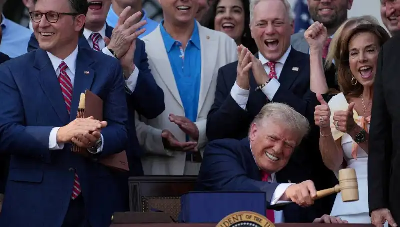 Trump, Ekonomiyi Canlandıracak "Büyük, Güzel Yasa Tasarısı"nı İmzaladı