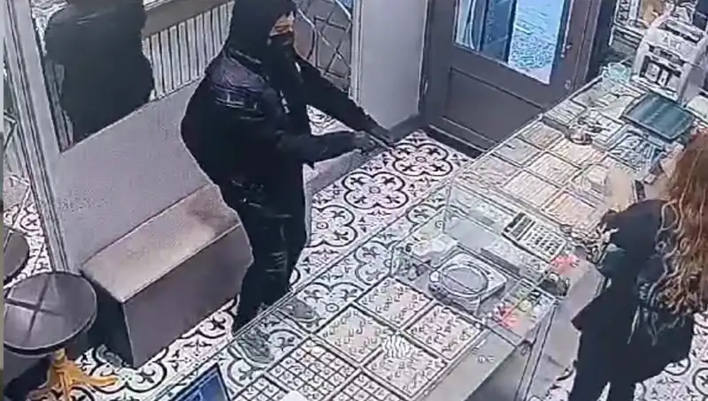 Soygun Girişimi, Eşyanın Düşmesiyle Tıkandı: Şok Anlar Yaşandı!