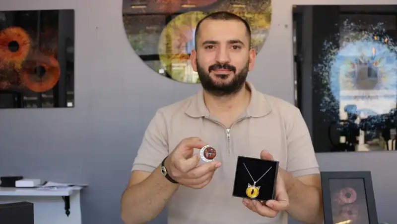Işıltılı İrislerden Sanat Eserlerine: Takı ve Tablo Dönüşümü