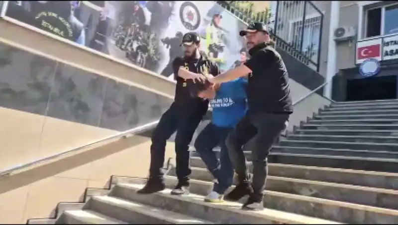 Ümraniye’de 600 Bin Liralık Gasp: Kız Arkadaşlarına Bilezik Alırken Yakalandılar