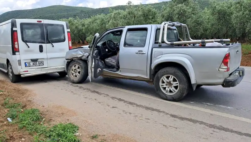Bursa’da Minibüs ile Kamyonet Çarpıştı: Kaza Sonrası 2 Yaralı