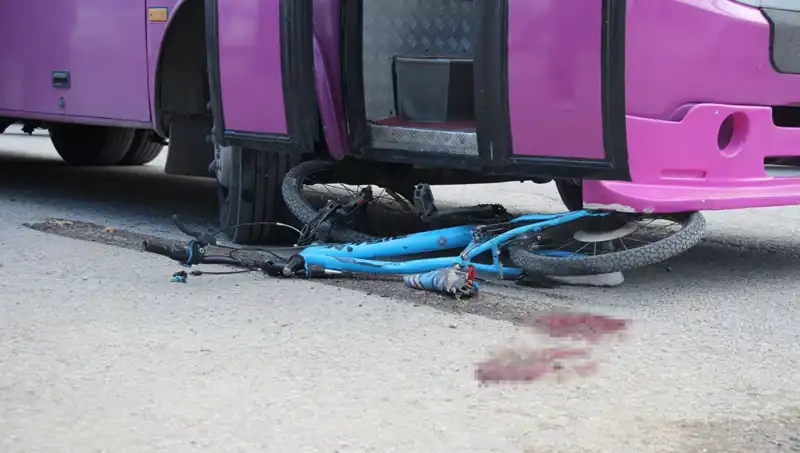 Bisikletle Oynayan Çocuk, Talihsiz Bir Kaza Sonucu Otobüsün Altında Kaldı