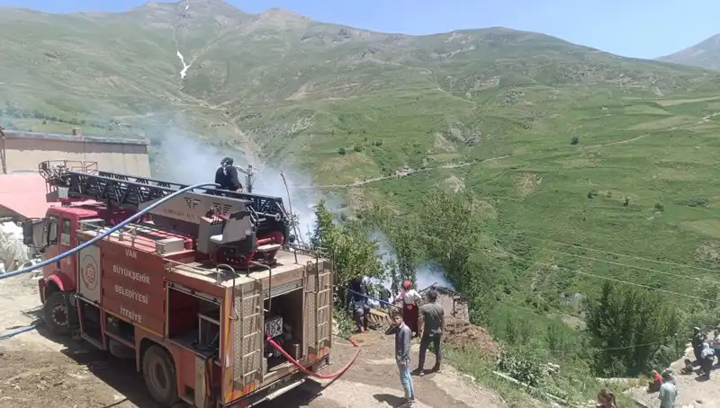 Van'daki Yangında Küçük Bir Çocuk Hayatını Kaybetti