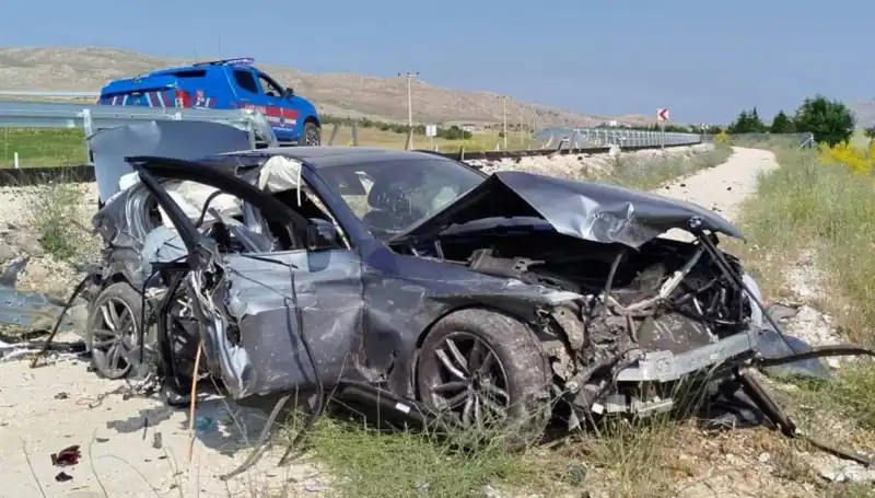 Sivas'ta İki Ayrı Trafik Kazasında 9 Kişi Yaralandı: Ayrıntılar Burada!