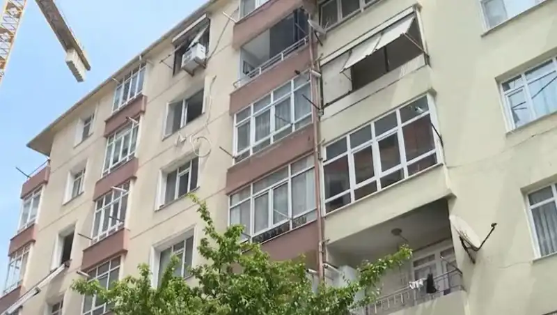 İstanbul'da Kolonları Patlayan 96 Dairelik Sitede Tahliye Uygulaması Başladı