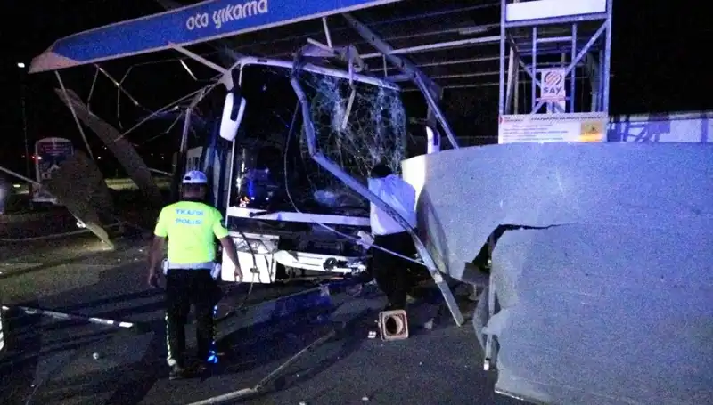 Otobüs Oto Yıkama İstasyonuna Daldı: 8 Kişi Yaralandı