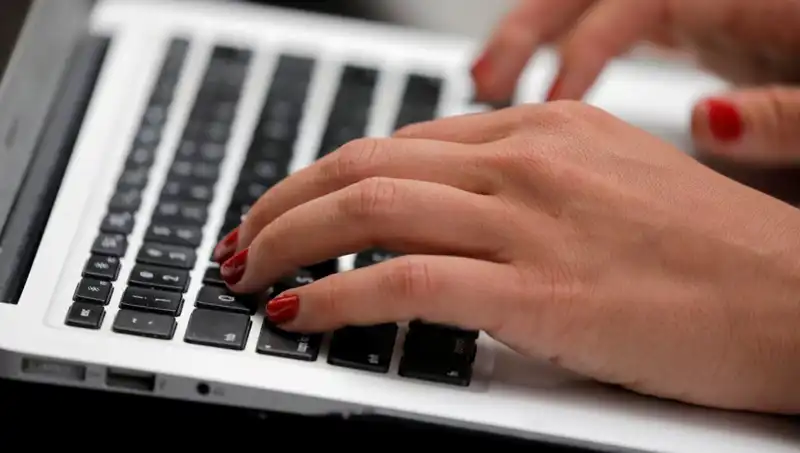 Laptop Mikrofonlarının Kapalı Olması Tehlikeli: Dinlenme Riskine Dikkat!
