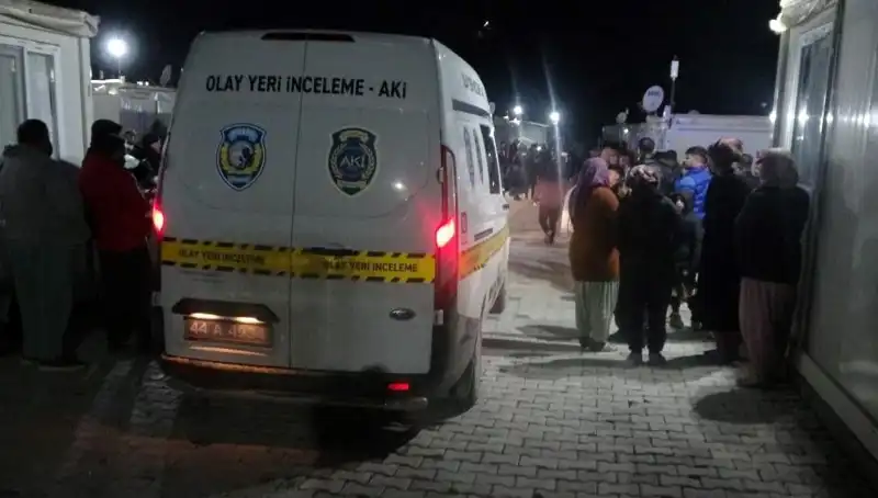 İki Grup Arasında Patlak Veren Kavga: Sokaklar Kan Gölüne Döndü!