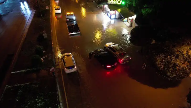 Adana'da Şiddetli Yağışlar Cadde ve Yolları Su Bastı: Hayat Durma Noktasına Geldi