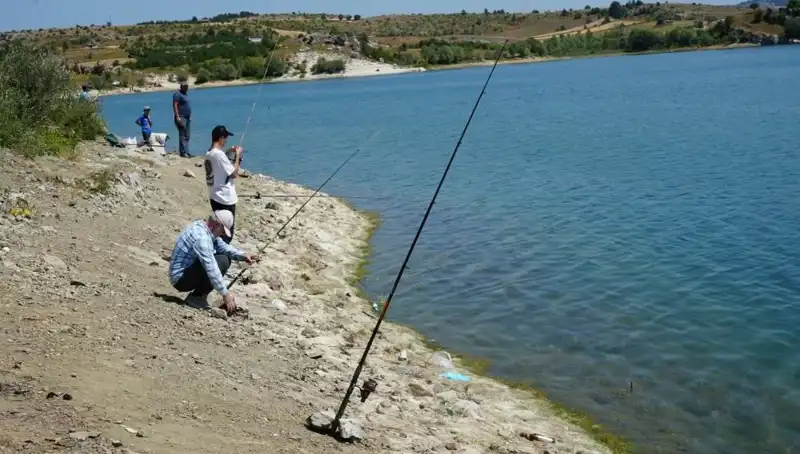 Kafeslerin Patlamasıyla Baraja Akın Eden Kalabalık!